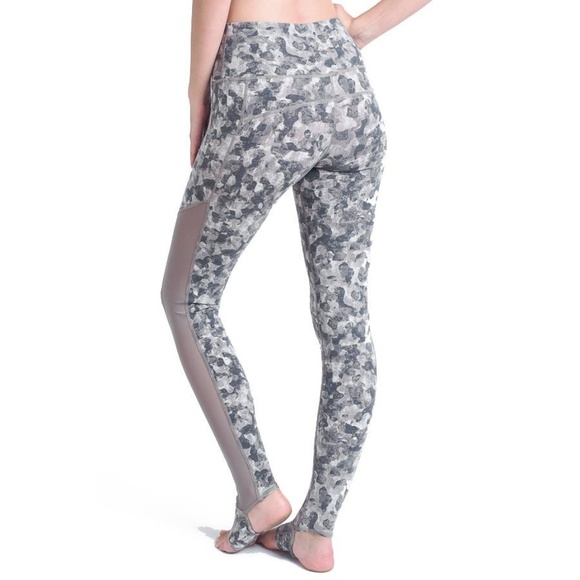🍍🍍Showstopper Yoga Athletic Legging Neutral Camo - Picture 5 of 5